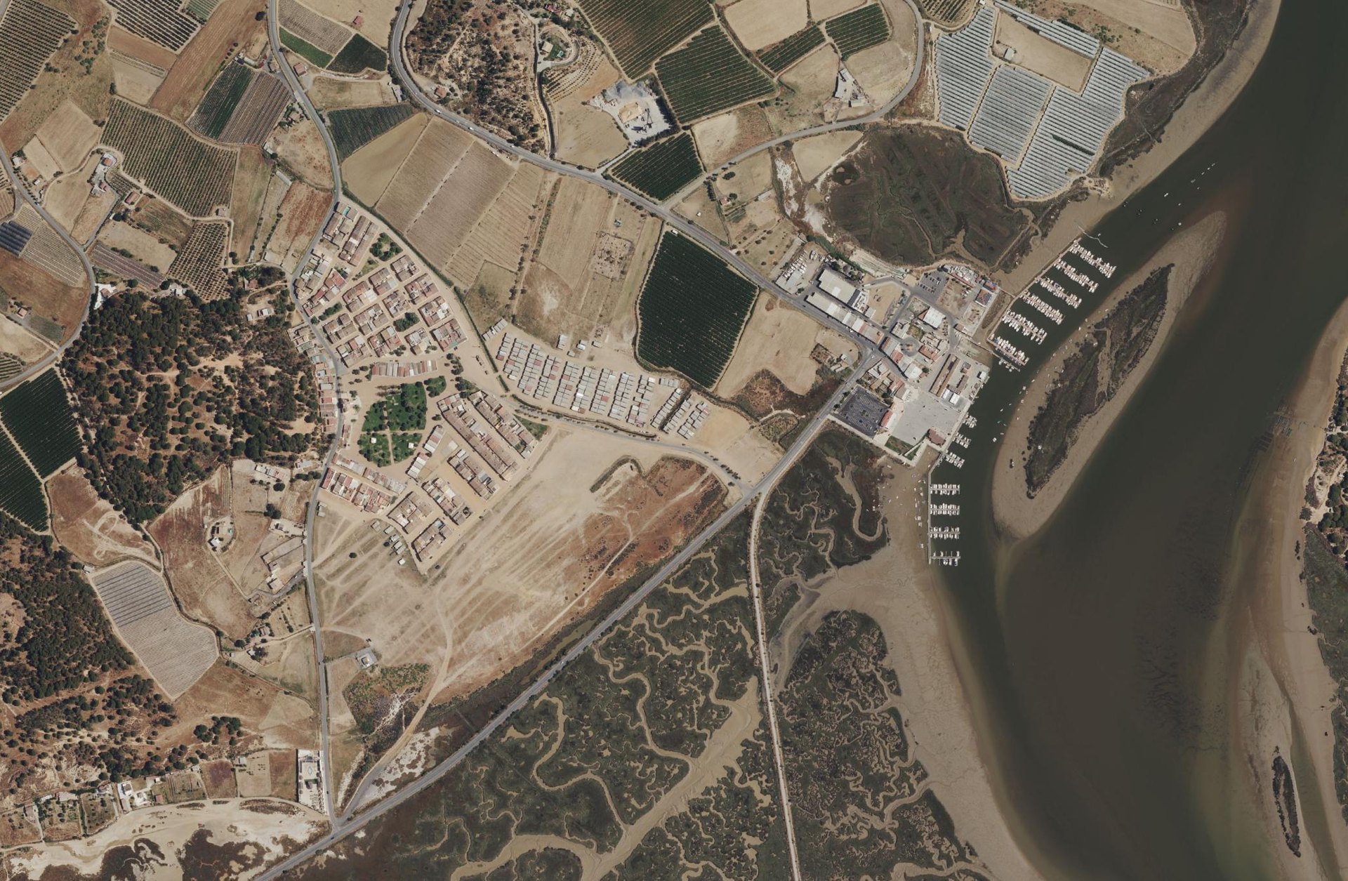 Vista aérea de El Terrón (Lepe) con el ámbito de Bella Beach, la marina y la ría del Piedras. Ortofoto PNOA © IGN