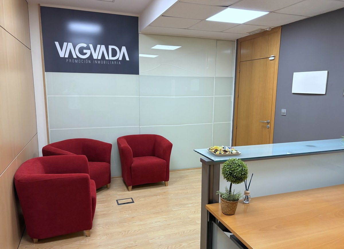 Recepción de la oficina de Vaguada Capital en Tomares, con el rótulo de la marca