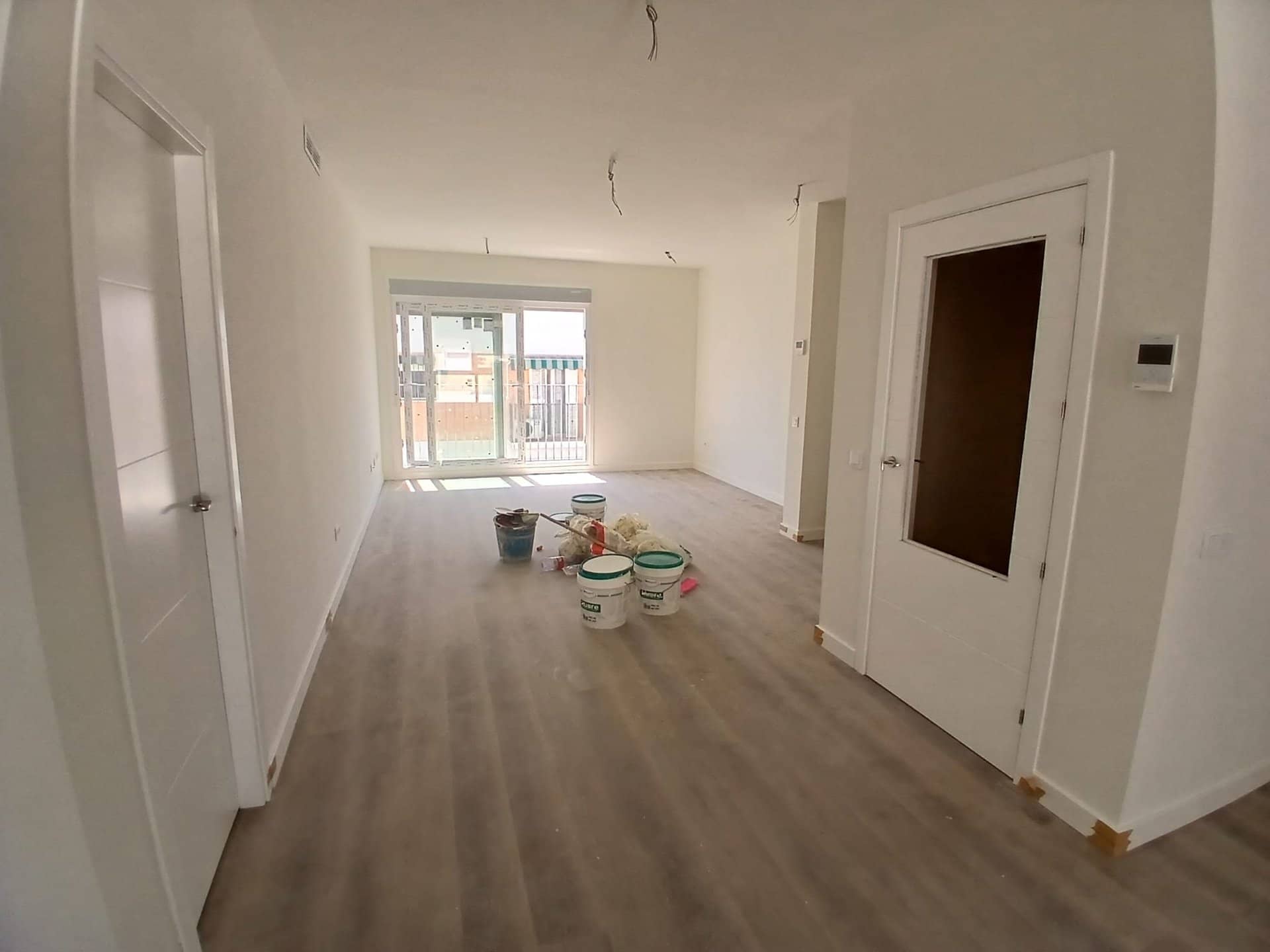 Salón con balcón de una vivienda del Edificio Nuestra Señora, en fase de acabados