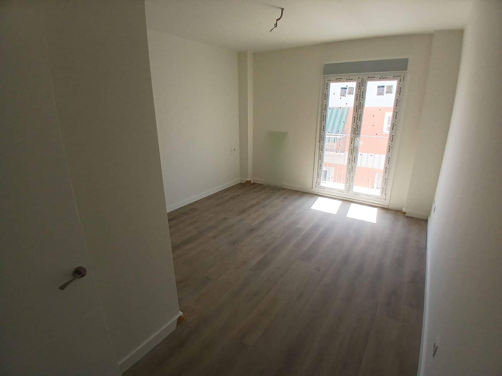 Dormitorio con balcón de una vivienda del Edificio Nuestra Señora
