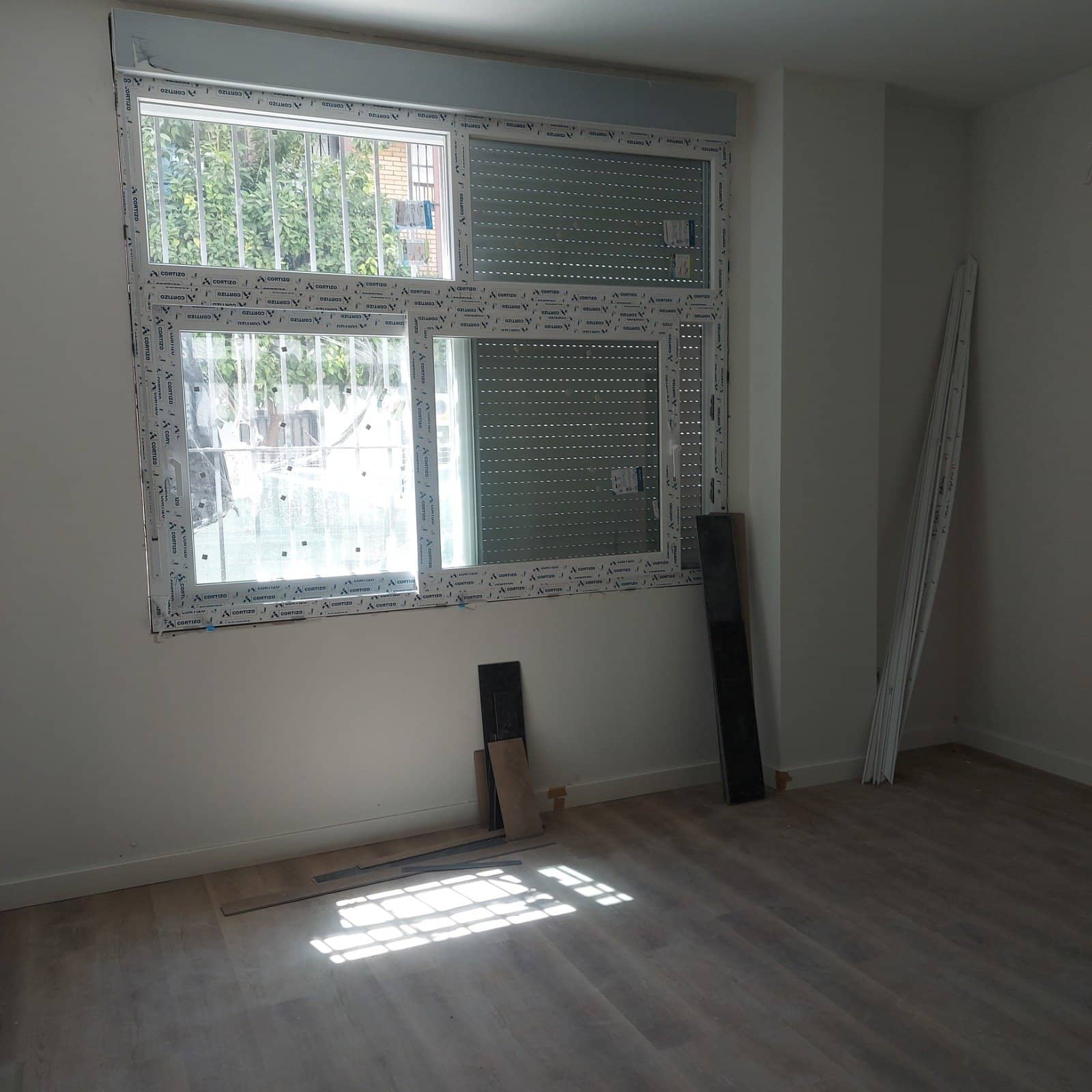 Dormitorio con luz natural a través de la reja, Edificio Nuestra Señora