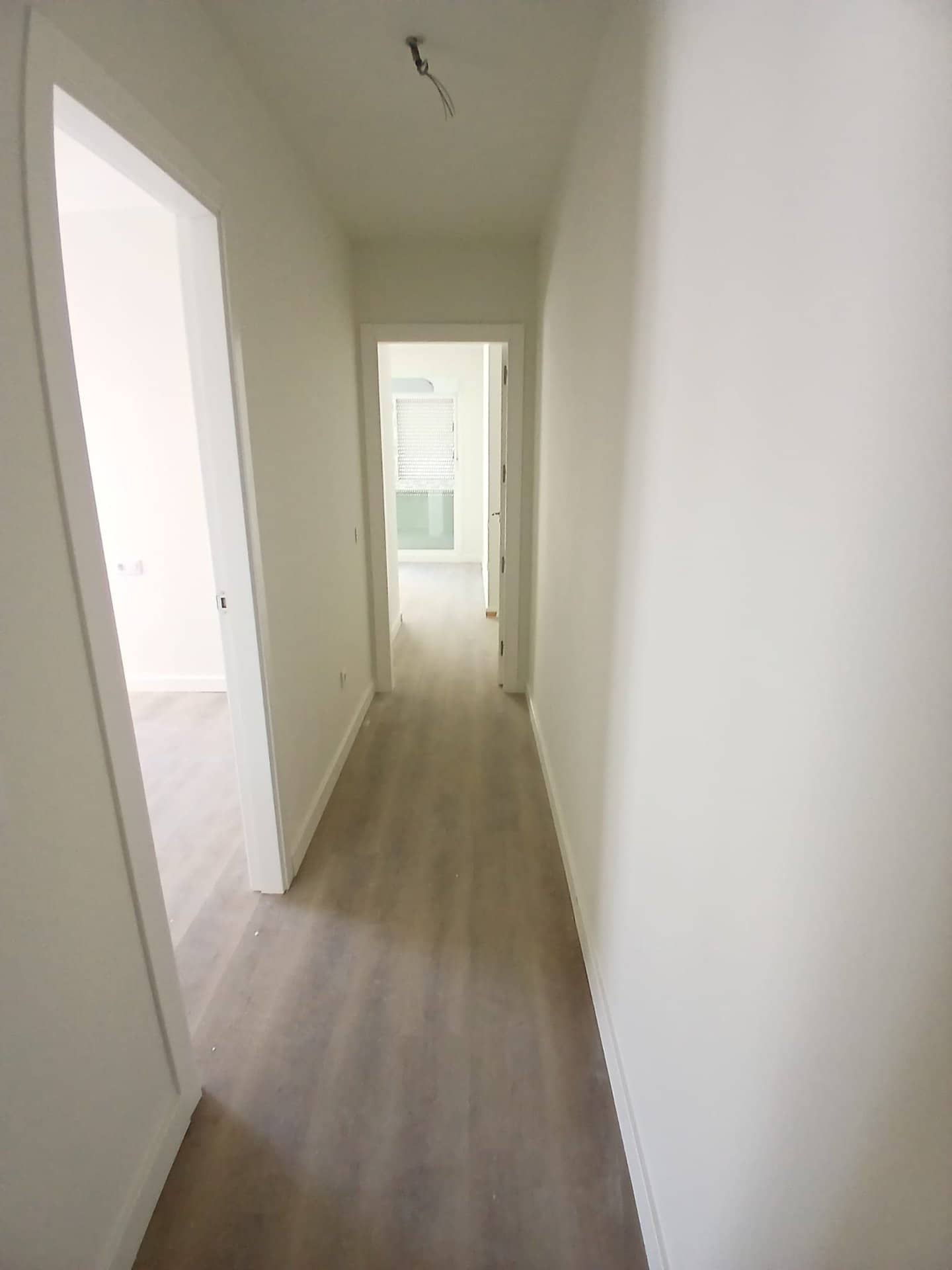 Pasillo de una vivienda del Edificio Nuestra Señora con luz al fondo