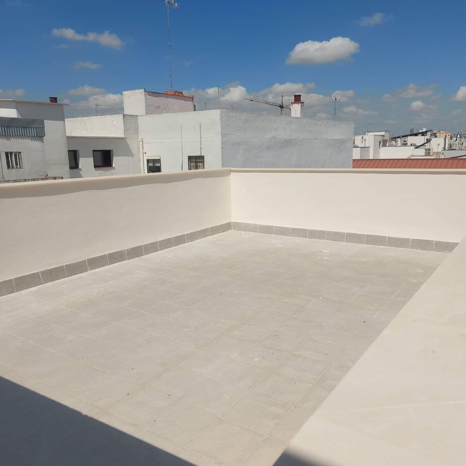 Terraza del ático del Edificio Nuestra Señora con vistas a Sevilla