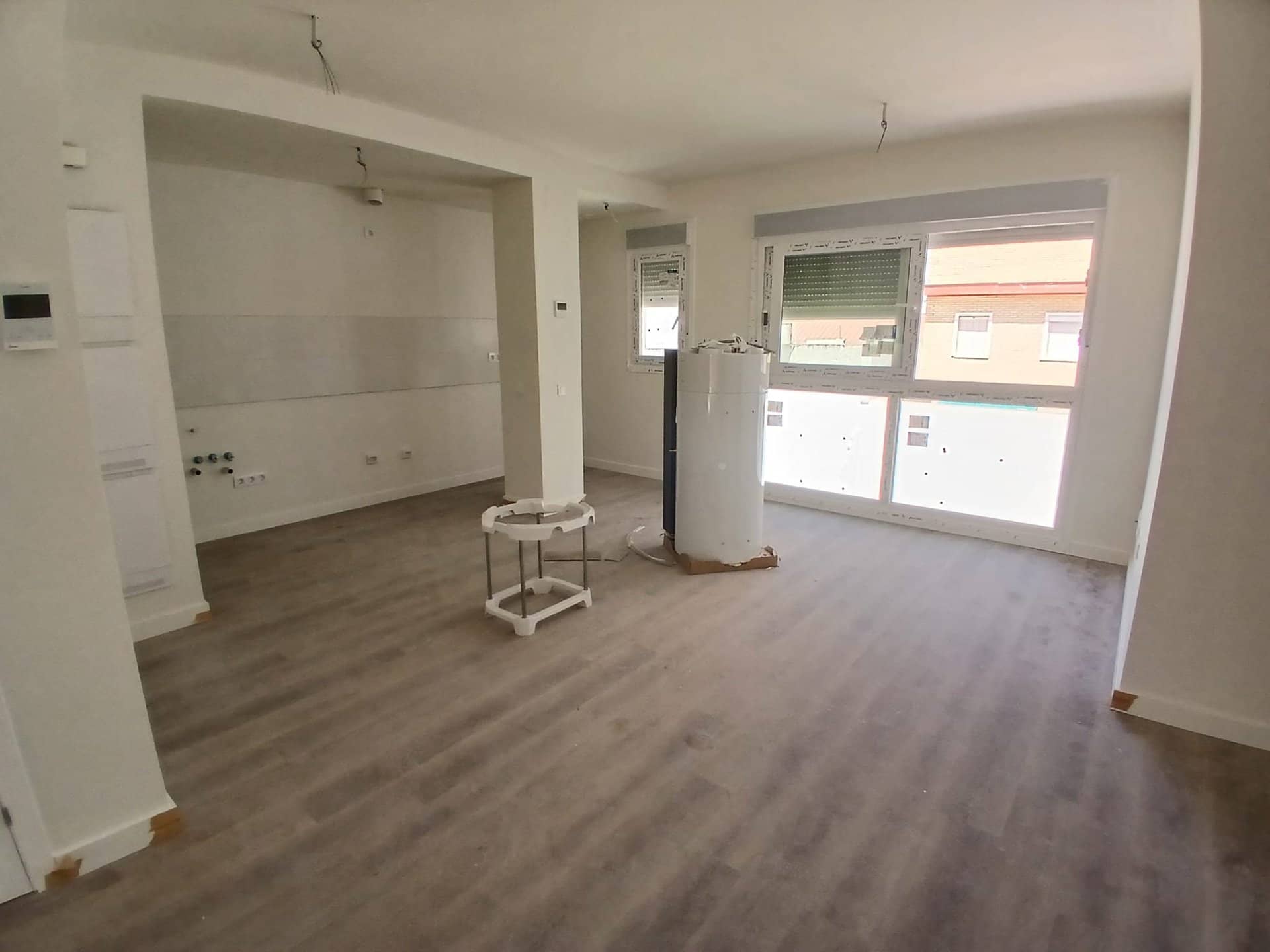 Salón con cocina abierta de una vivienda del Edificio Nuestra Señora
