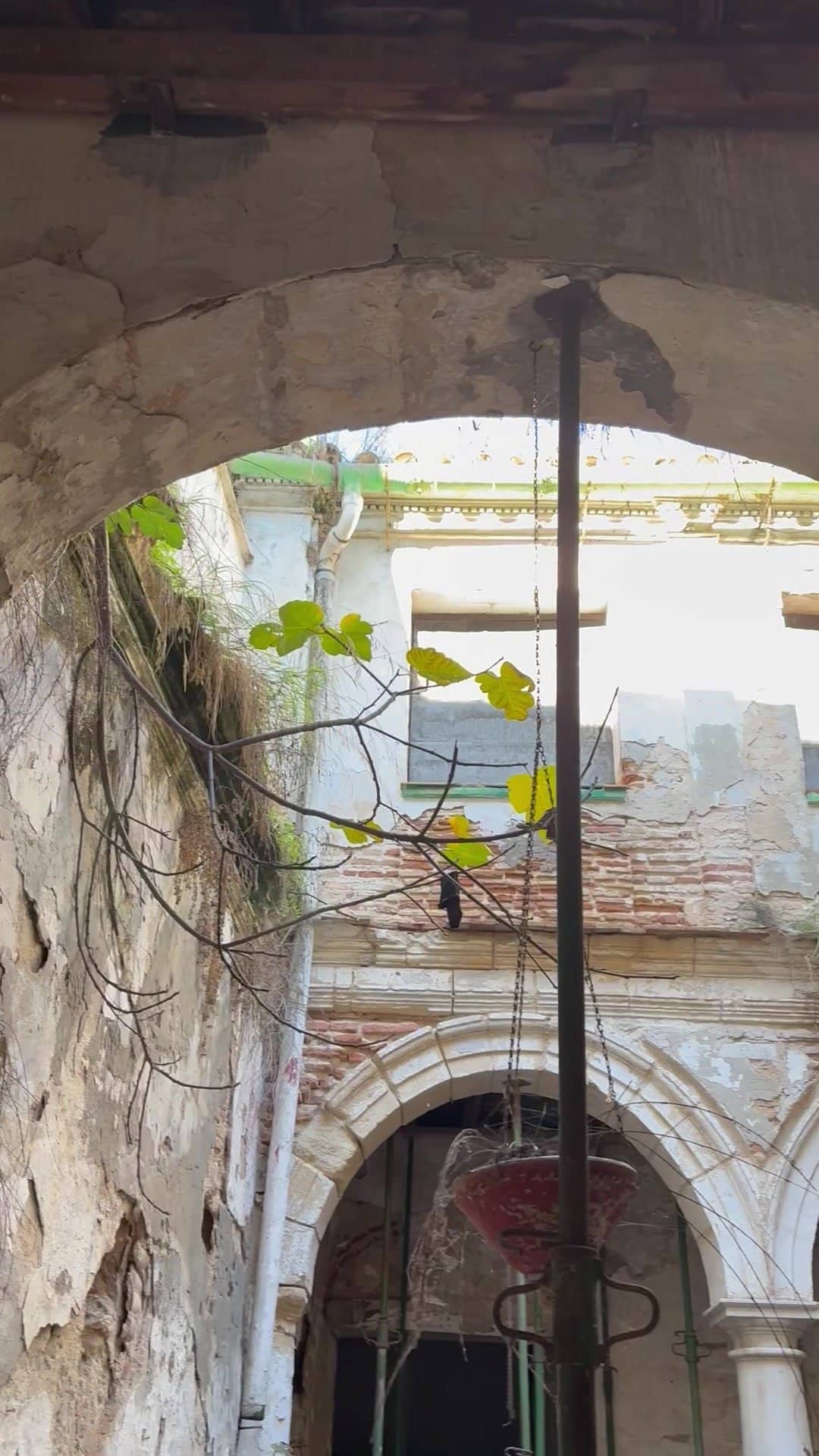 Pátio interior do Edifício Puerto Muñoz Seca durante a reforma, com arcos, colunas e pilares