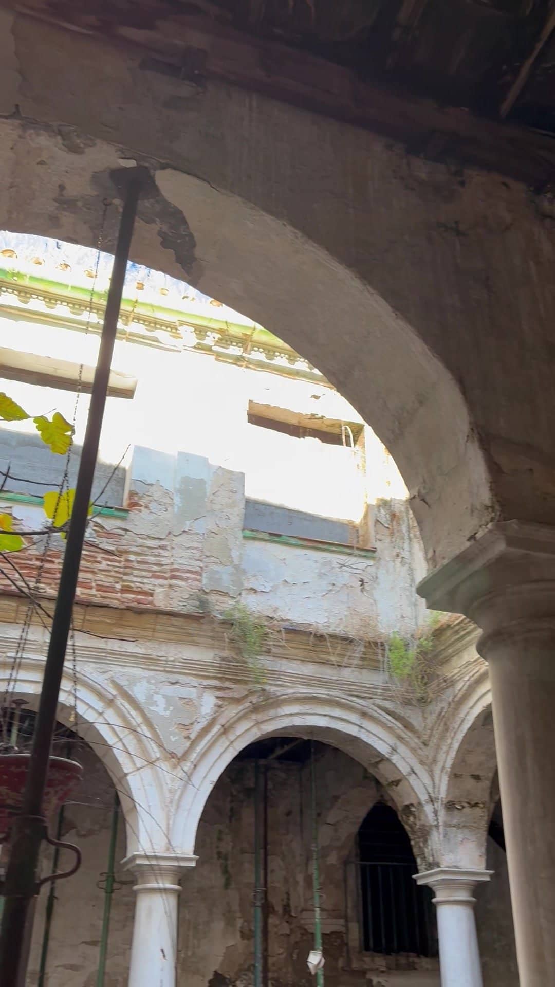 Galeria de arcos no pátio do Edifício Puerto Muñoz Seca, em obras