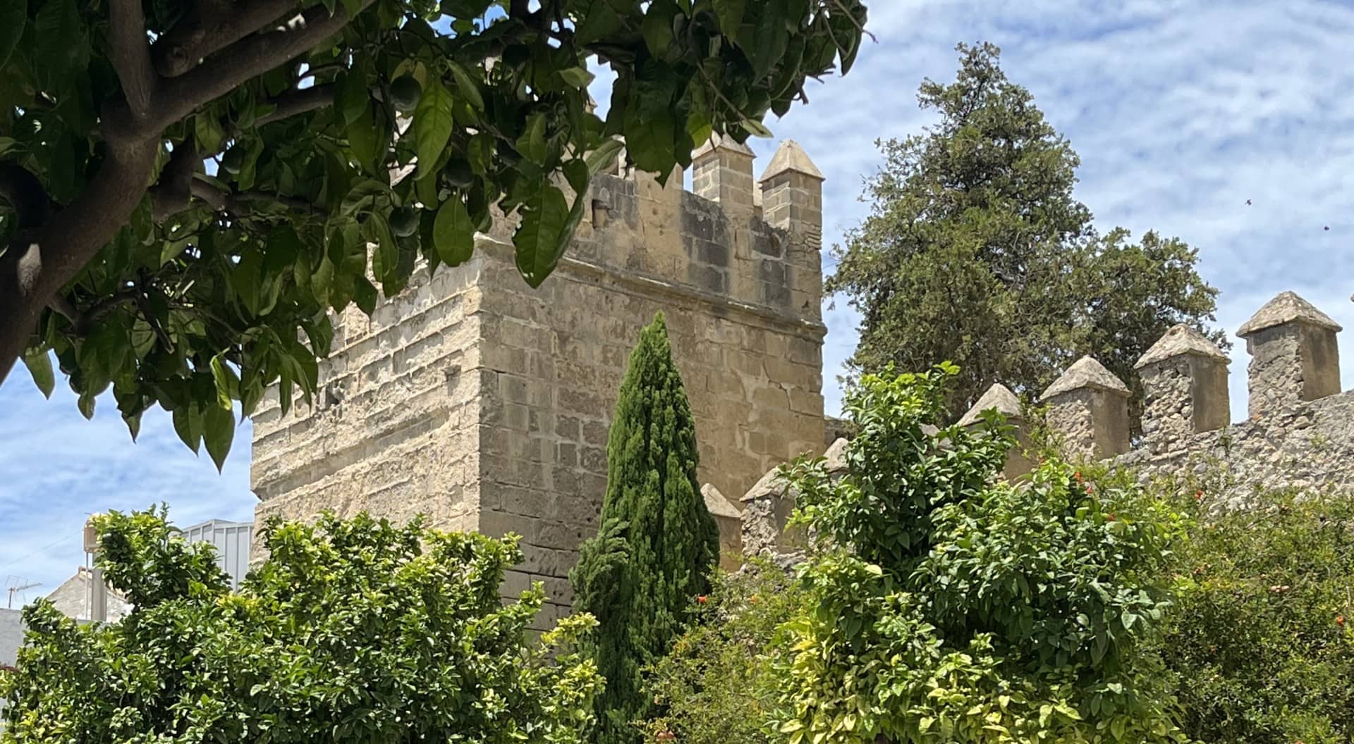 Muralla e torre do castelo de São Marcos entre naranjas, El Puerto de Santa María