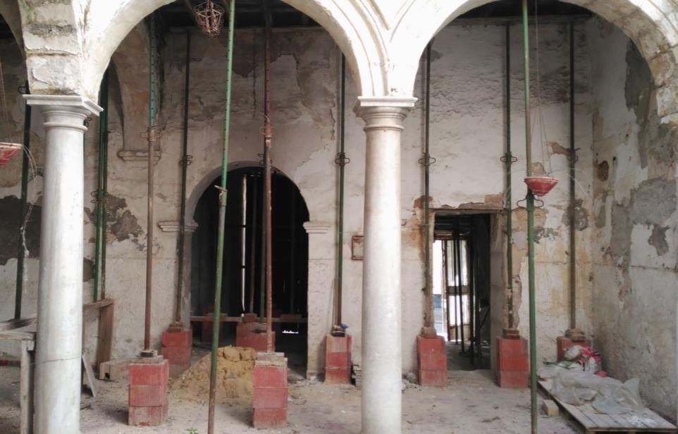 Patio apuntalado del Edificio Puerto Muñoz Seca durante la consolidación