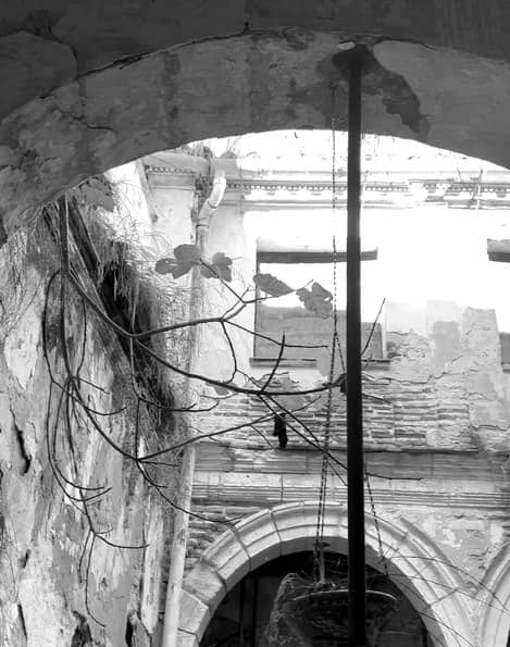 Archway in the courtyard of the Puerto Muñoz Seca building