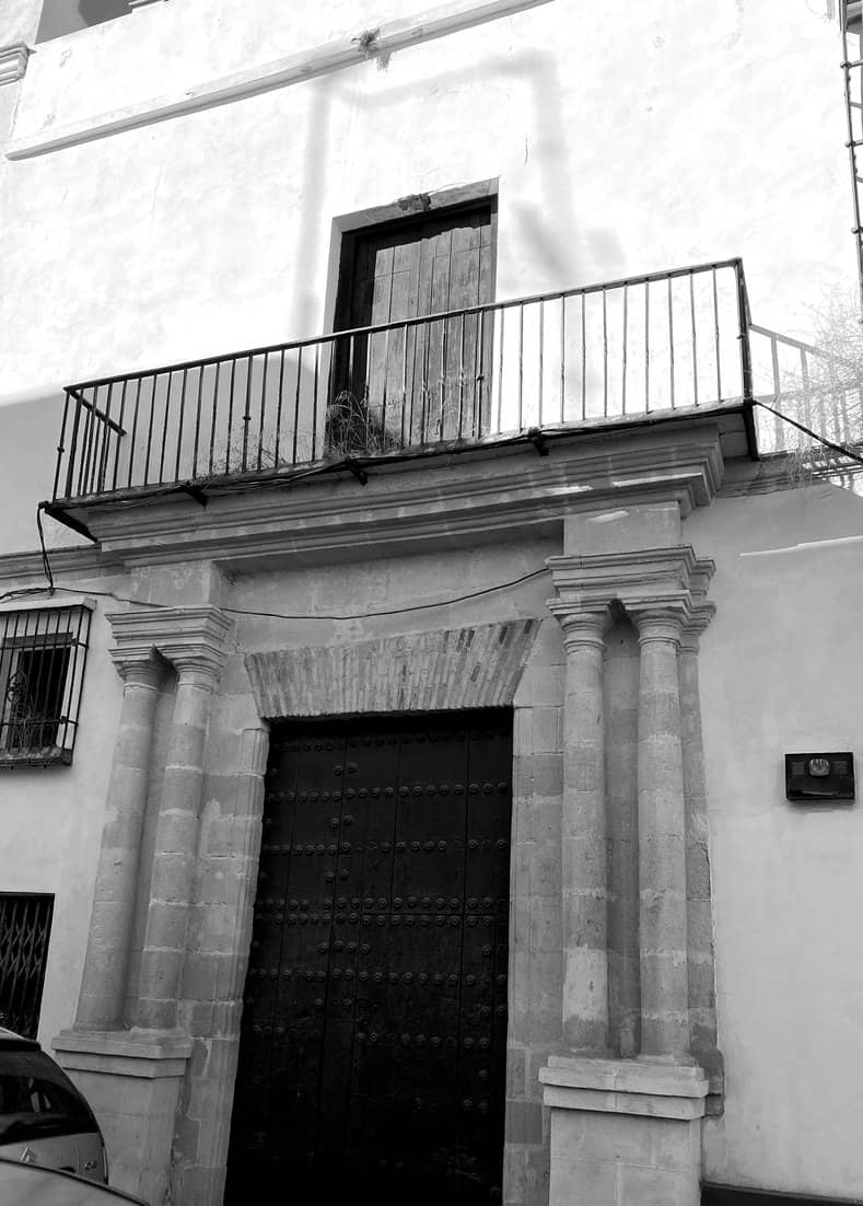 Porta e varanda do edifício Puerto Muñoz Seca