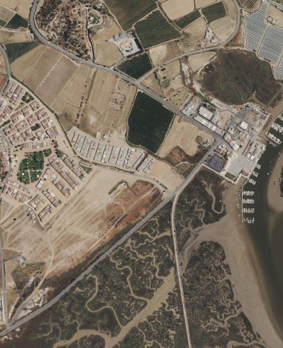 Vista aérea de El Terrón (Lepe) con el ámbito de Bella Beach, la marina y la ría del Piedras. Ortofoto PNOA © IGN