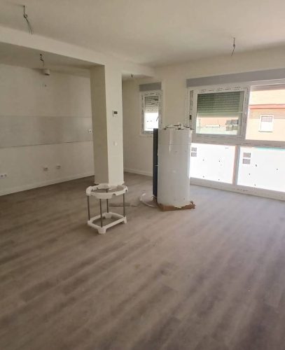 Salón con cocina abierta de una vivienda del Edificio Nuestra Señora